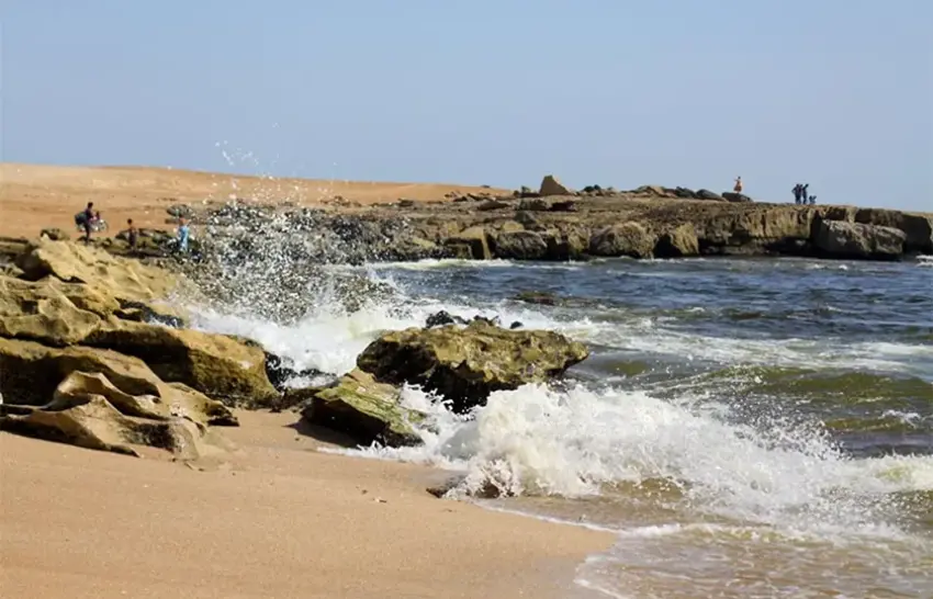 جاهای دیدنی چابهار؛ از کوه‌های مریخی تا تالاب صورتی لیپار